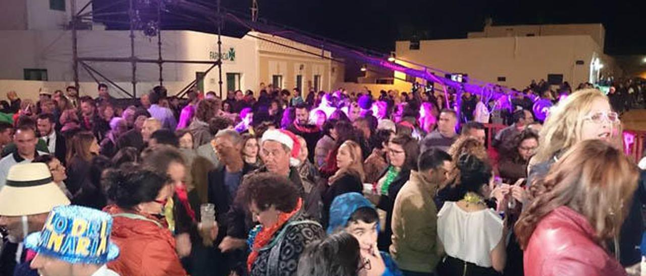 Celebración de fin de año en la zona de la plaza de la iglesia de La Graciosa.