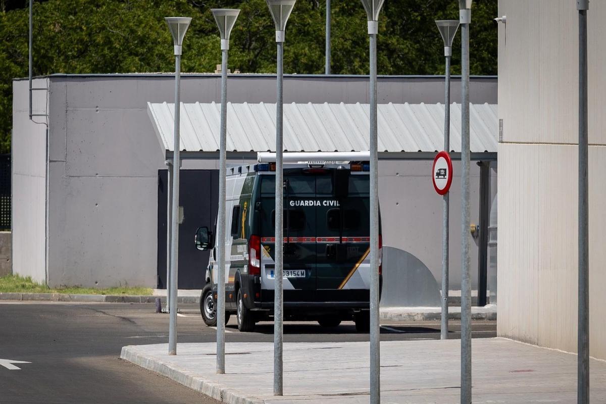 Un furgón de la Guardia Civil espera en el acuartelamiento de Valdespartera, sede de la Comandancia de Zaragoza, este lunes.