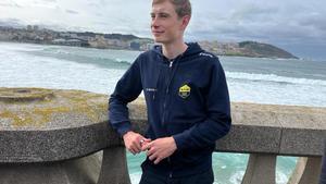 Jonas Vingegaard, frente a la playa de Riazor, en A Coruña.