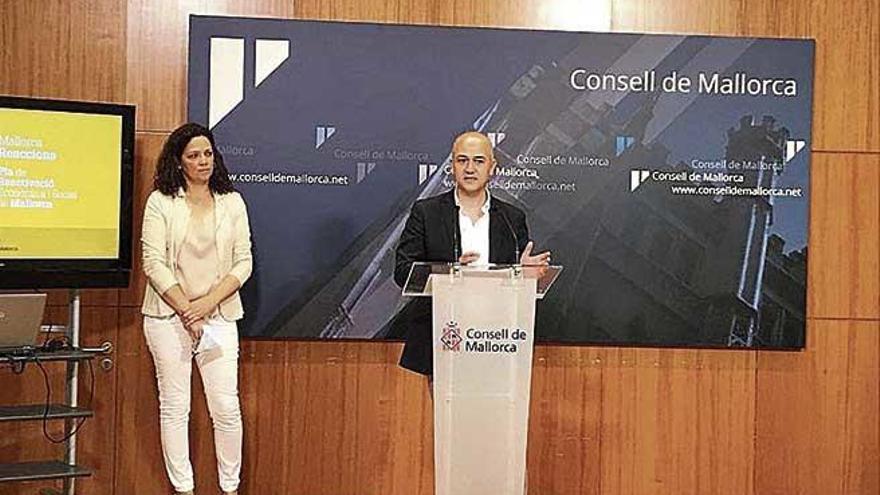 Catalina Cladera y Antoni Salas presentaron ayer el plan.