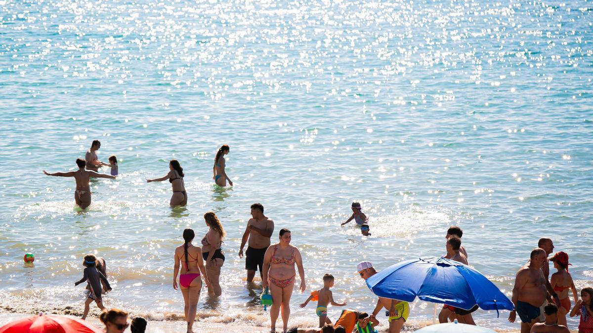 Bañistas disfrutando de la playa de Samil.