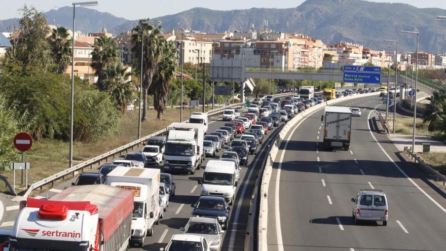 Camiones de transporte de mercancías, circulando por Ronda Oeste de Murcia.