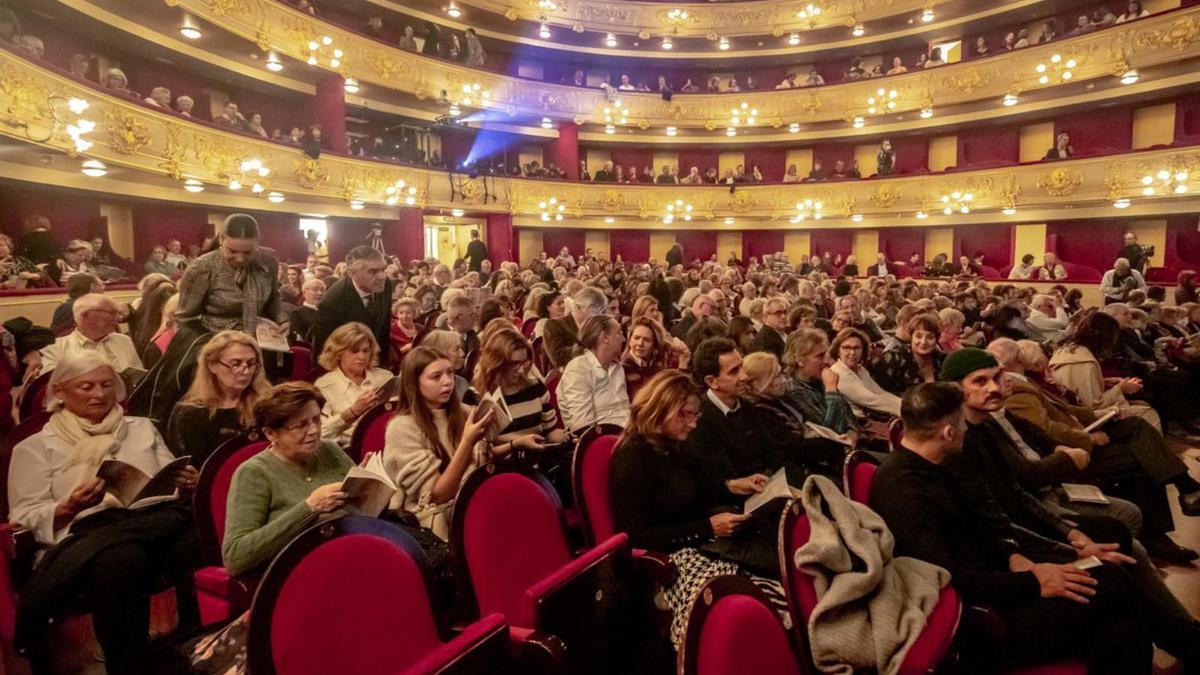 El Teatre Principal se llenó para ver y escuchar ‘L’Arxiduc’. | B. RAMON