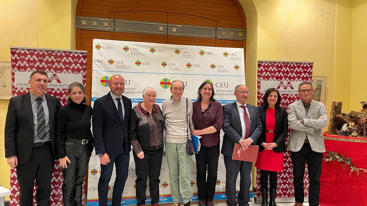 Joaquim Bosch, Irma Ferrer, Toni Gaspar, Consuelo Vidal, Carles Dolç, Itziar González, Joan Llinares, Teresa Clemente y Fernando Jiménez, ayer en un receso de la jornada organizada por la Agencia Antifraude.