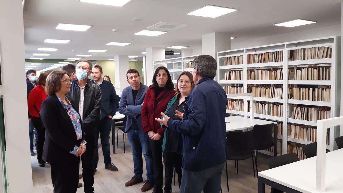 La alcaldesa, durante la primera visita oficial a la nueva biblioteca, con, entre otras, la diputada de Cultura, Ruth Sanz.