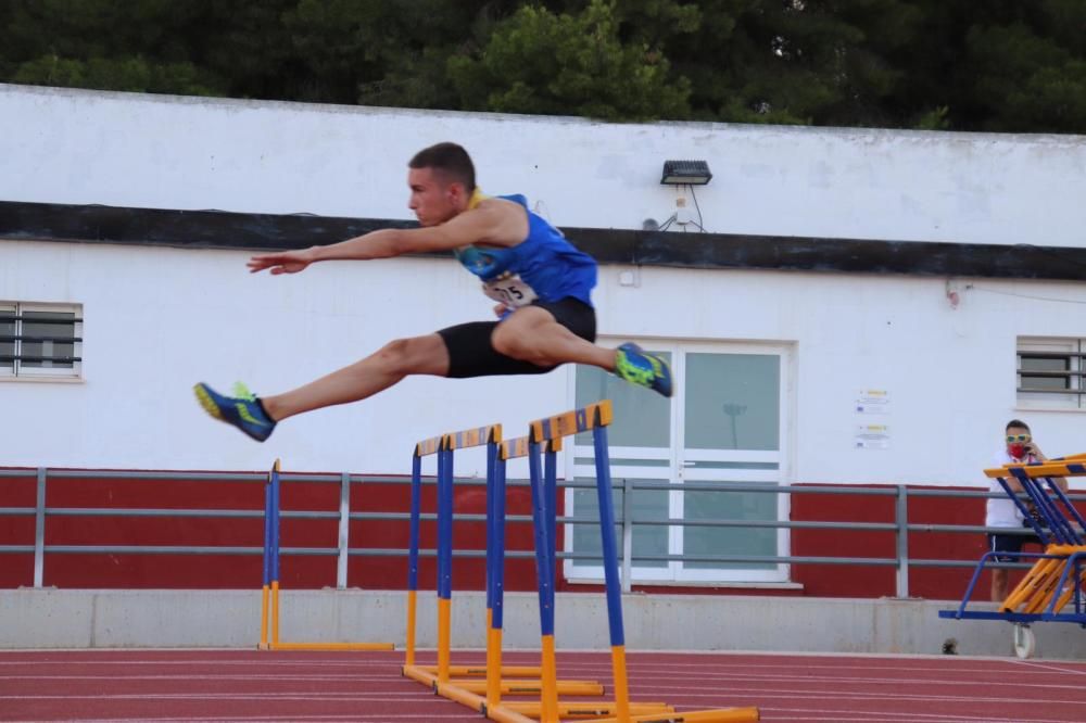 Control federativo de atletismo en Yecla