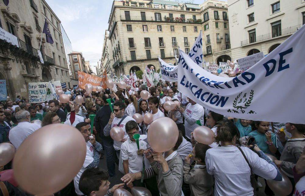 Manifestación en contra de los recortes de aulas en la enseñanza concertada