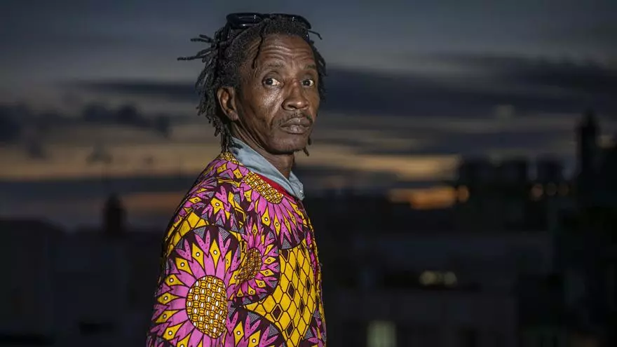 Ila Zaion, inmigrante guineano que llegó en patera a España, donde lo curaron de tuberculosis