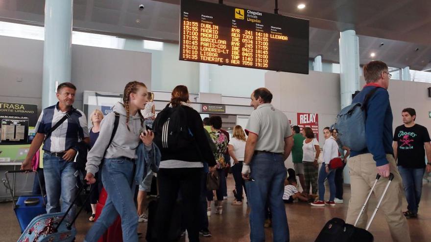 Pasajeros en la puerta de llegadas de Peinador // Marta G. Brea