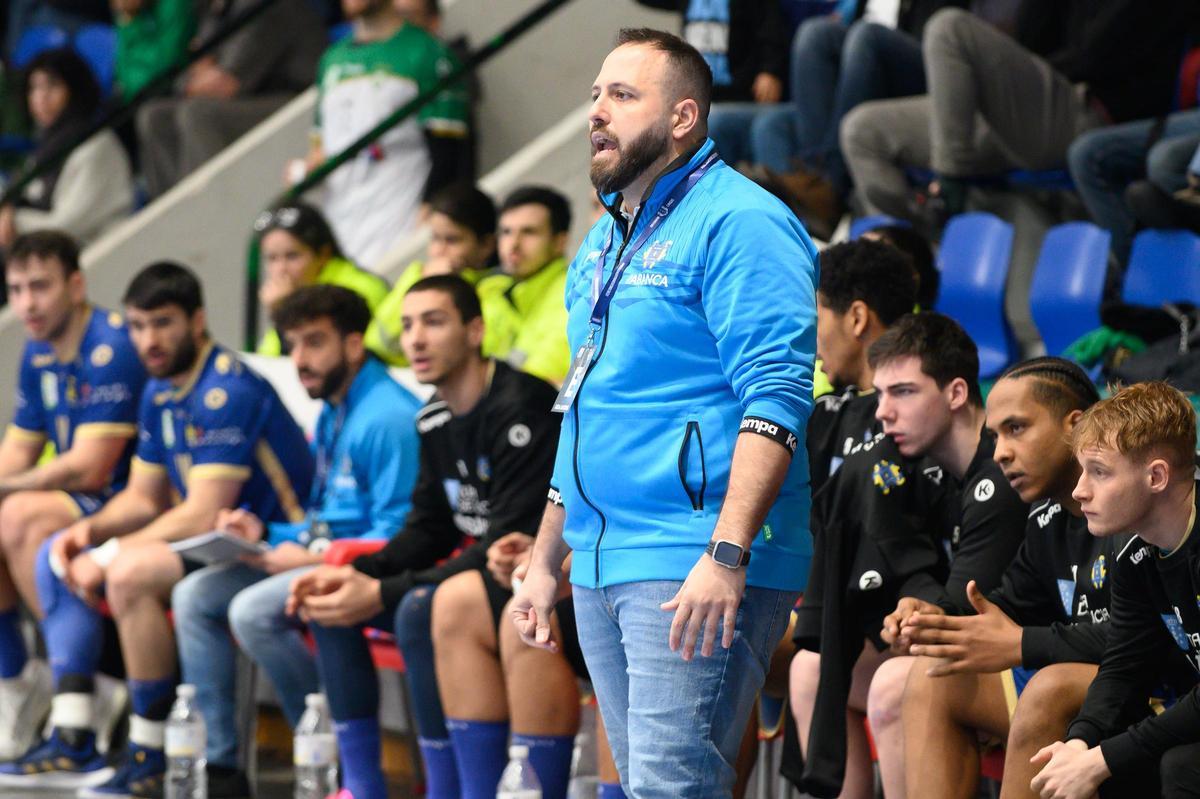 El entrenador del Frigoríficos, Nacho Moyano, da instrucciones a sus jugadores desde la banda en el partido de ayer ante el Anaitasuna.