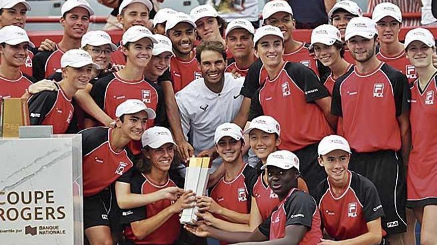 Nadal posa con los recogepelotas del torneo de Cincinnati tras proclamarse campeón.