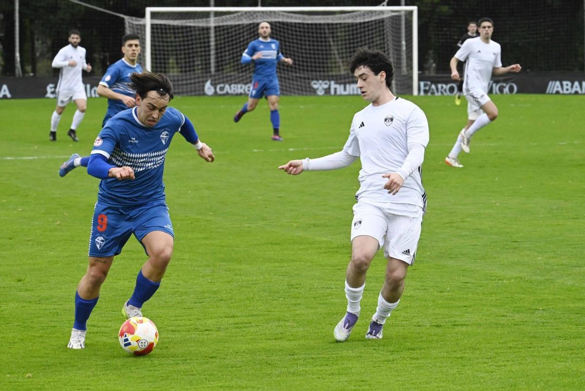 Fran López, del Gran Peña, conduce el balón con un jugador del Montañeros presionando. | PABLO H. GAMARRA