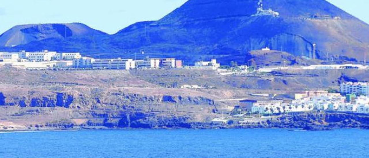 En la imagen se puede apreciar la base militar General Alemán Ramírez en el interior de La Isleta y la playa de El Confital en la costa inmediata.