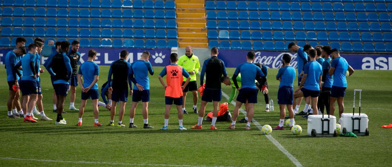 El entrenador del Hércules, Vicente Mir, en el centro con anorak amarillo, se dirige a sus jugadores el pasado miércoles en el entrenamiento en el Rico Pérez.