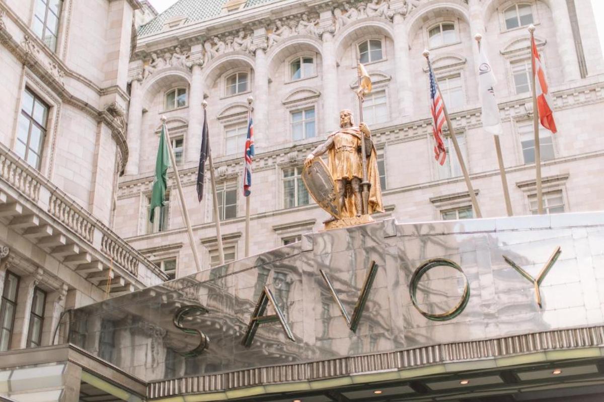Fachada del Hotel Savoy de Londres, donde se amaron Oscar Wilde y Bosie. 