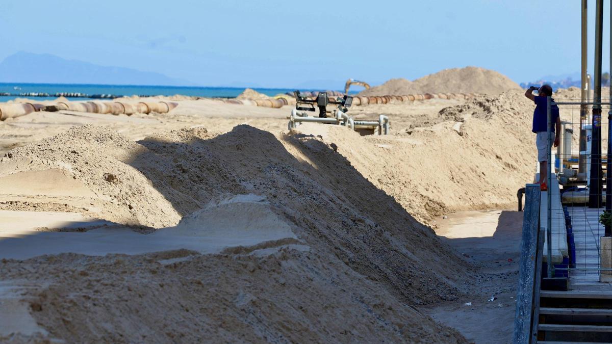 Los aportes de arena a la playa de El Perelló continúan y la fecha de apertura se retrasa una semana.