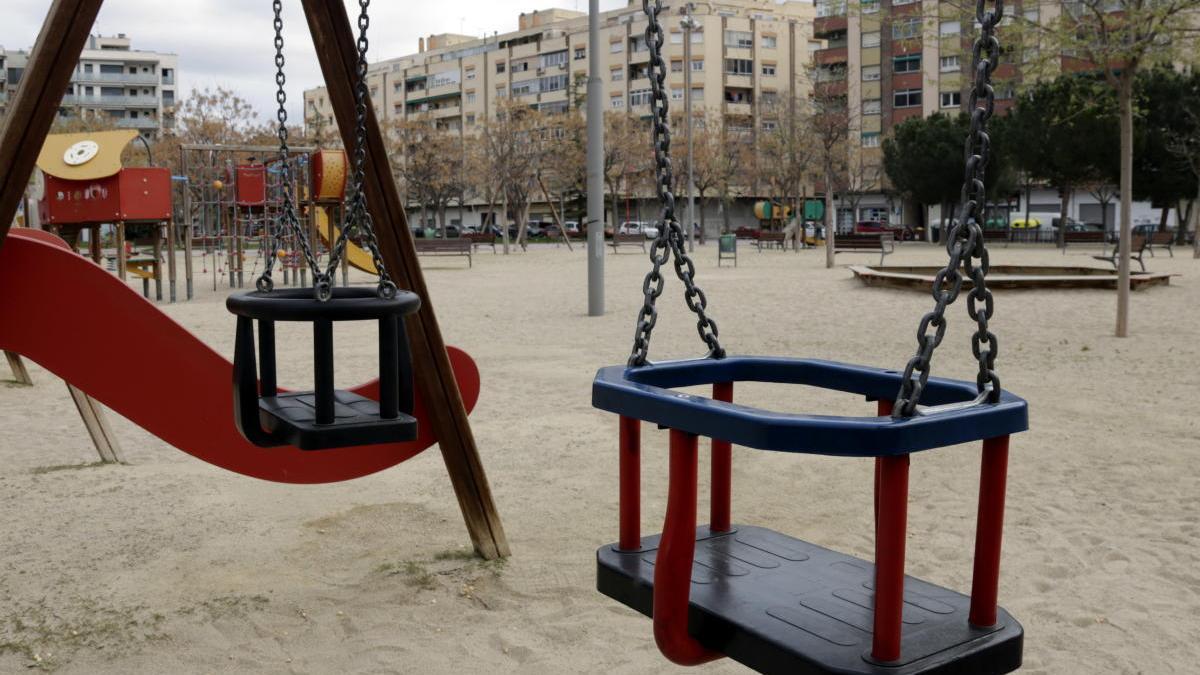 un gronxador a un parc infantil sense nens.