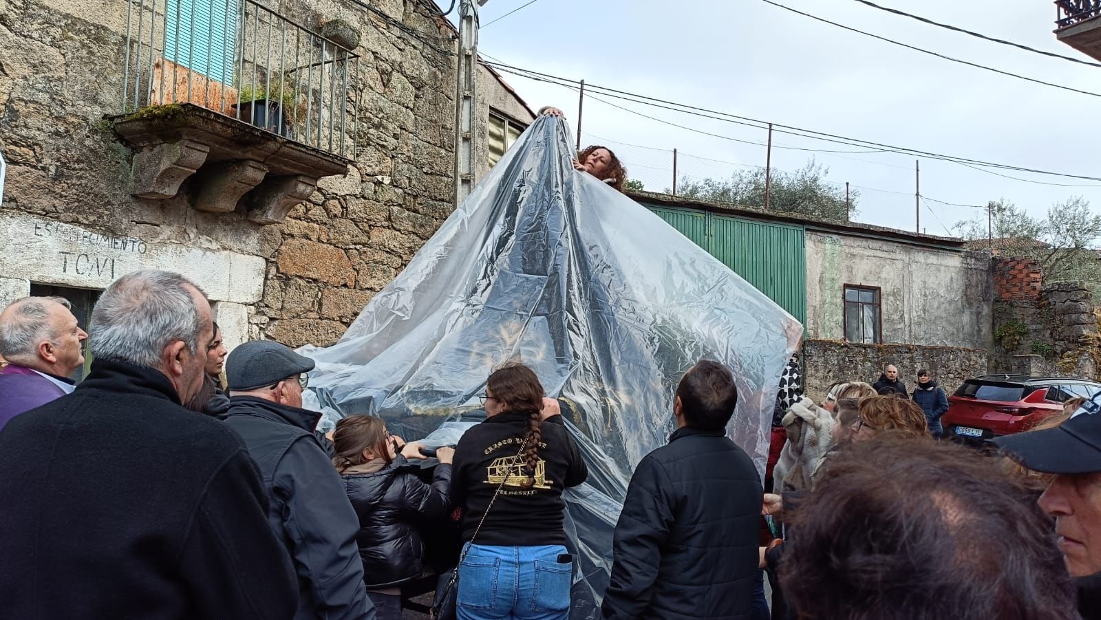 GALERÍA | La lluvia no impidió la salida de la procesión del Santo Entierro en Fermoselle