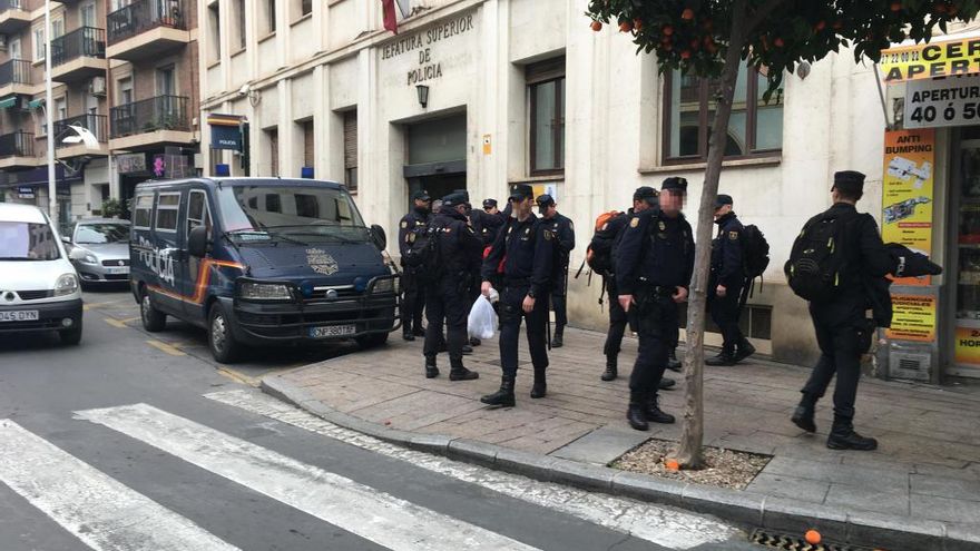 Cien policías blindan las tascas