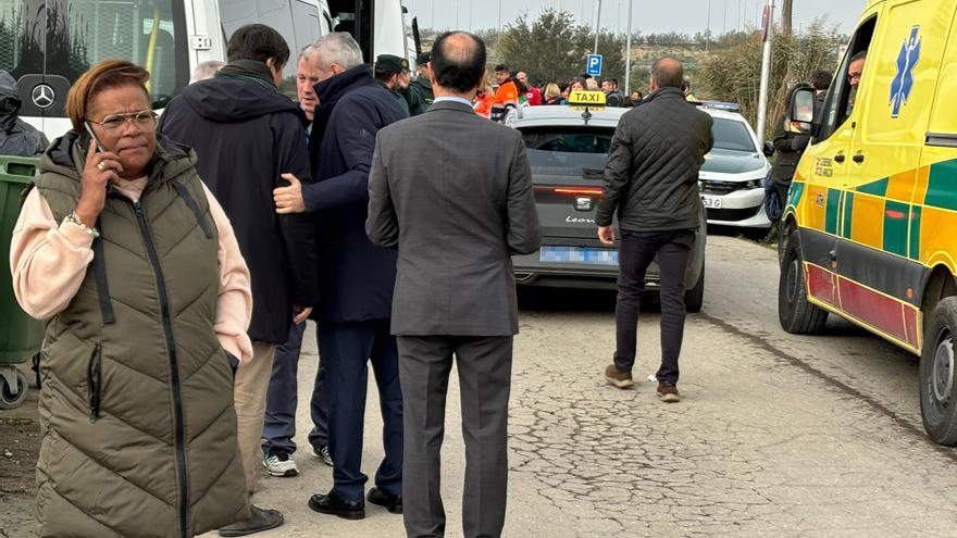 La alcaldesa de Villafranca de Ebro, Volga Ramírez, en primer plano mientras los servicios de emergencia asistían este viernes a los afectados por un incendio en la residencia de la localidad, que deja diez fallecidos y dos personas heridas.