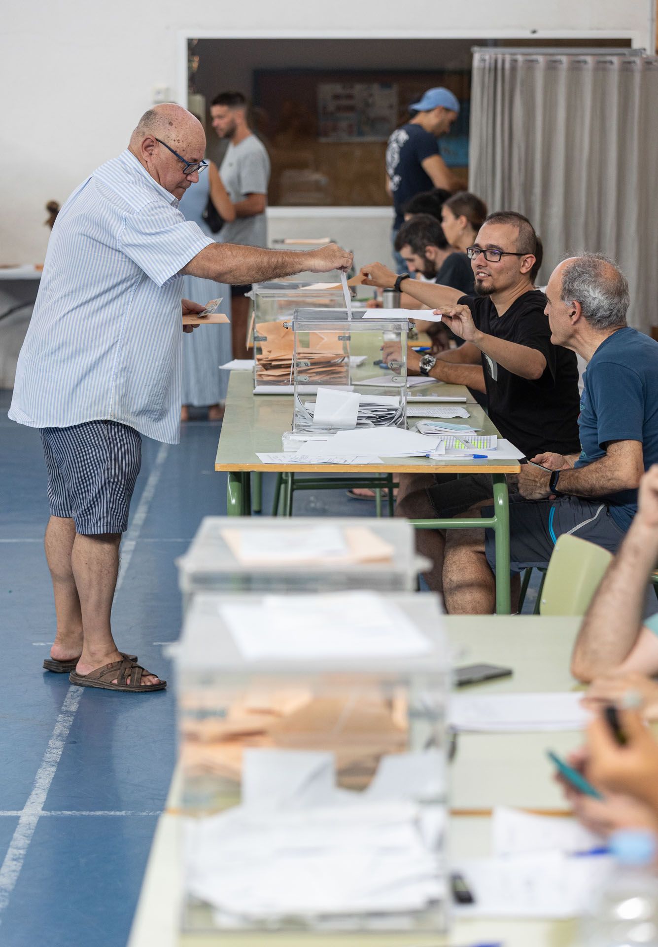 Jornada de papeletas y abanicos en Alicante