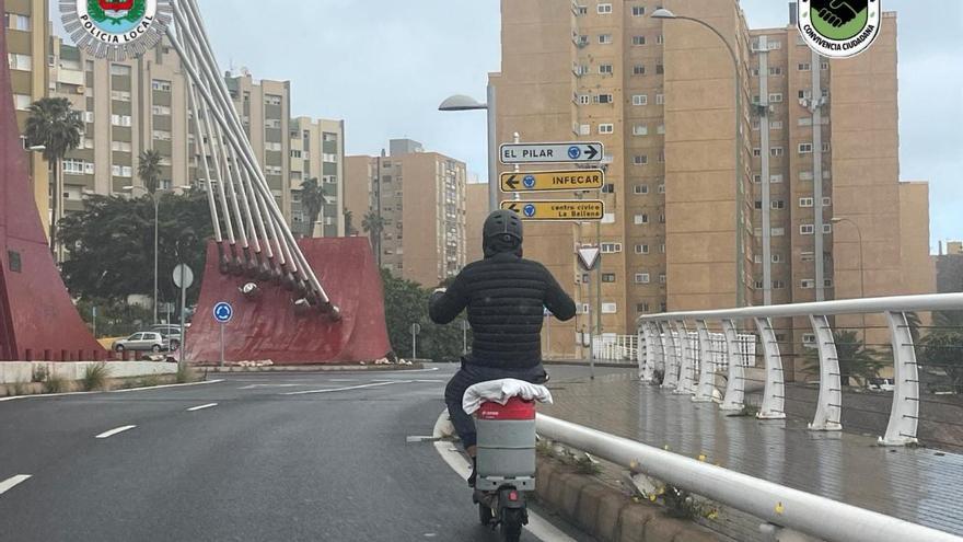 Cazado por la Policía en pleno delito: la peligrosa y surrealista forma de llevar un patinete en Las Palmas de Gran Canaria