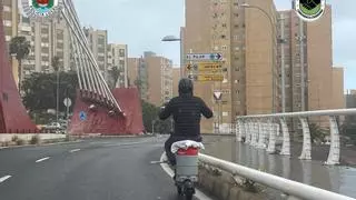 La peligrosa y surrealista forma de llevar un patinete en Las Palmas de Gran Canaria