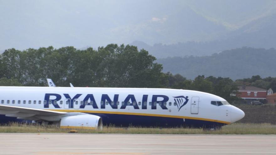 Pla mig d&#039;un avió de Ryanair després d&#039;aterrar a l&#039;aeroport de Girona i dirigint-se a la zona per aparcar el 2 de juny de 2021