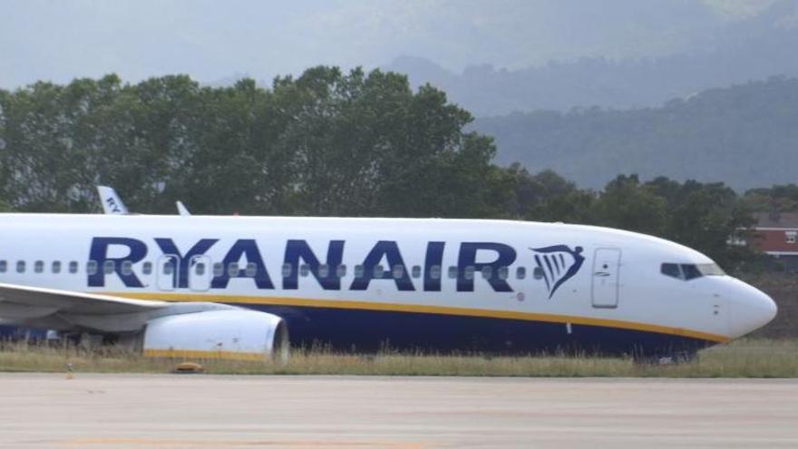 Pla mig d&#039;un avió de Ryanair després d&#039;aterrar a l&#039;aeroport de Girona i dirigint-se a la zona per aparcar el 2 de juny de 2021