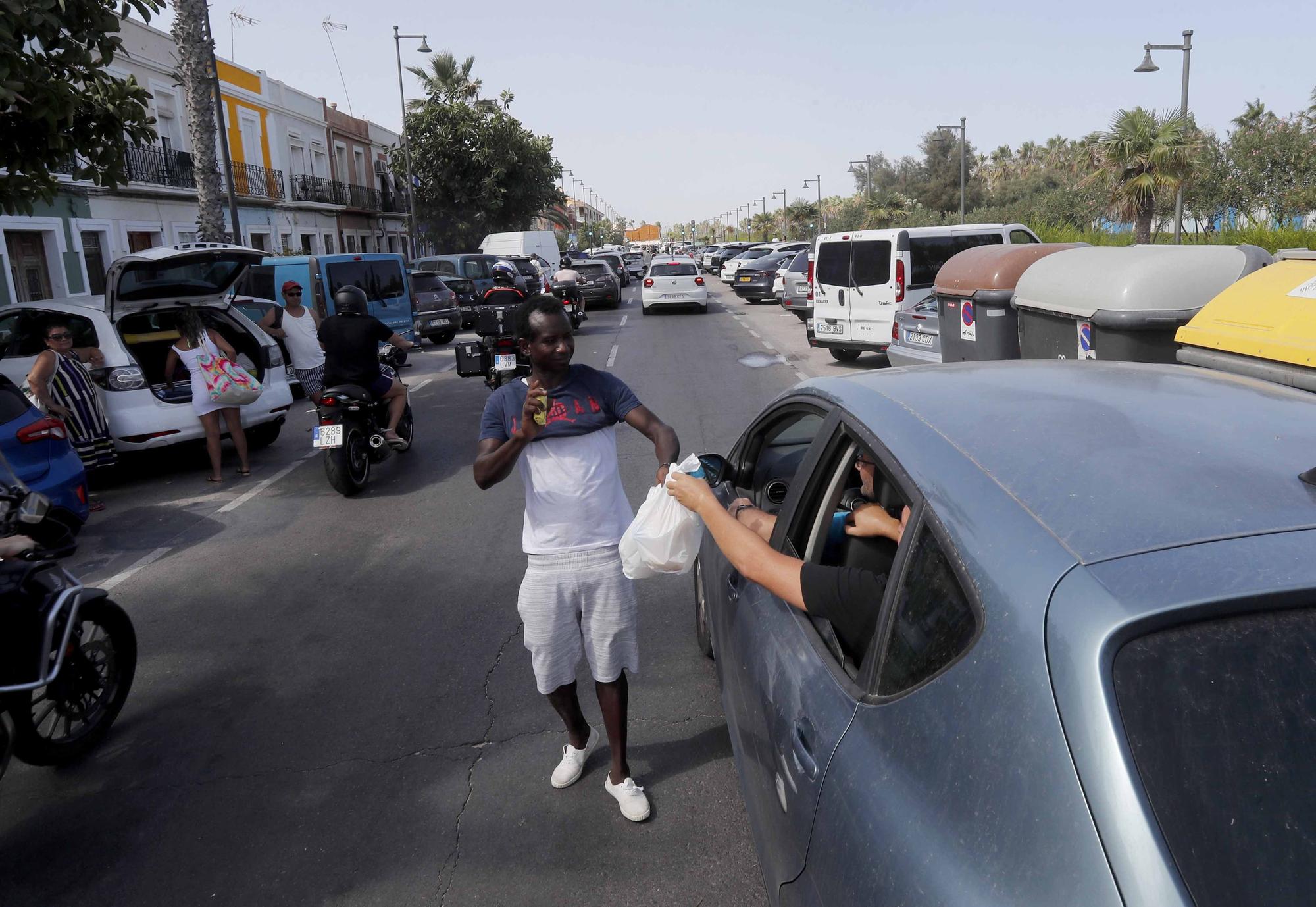 Amigos de la calle reparte comida en ocho rutas ante el incesante calor.