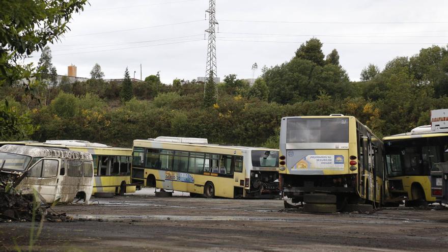 Os buses fóra de servizo comezan a abandonar o ‘cemiterio’ de Amio para convertérense en chatarra