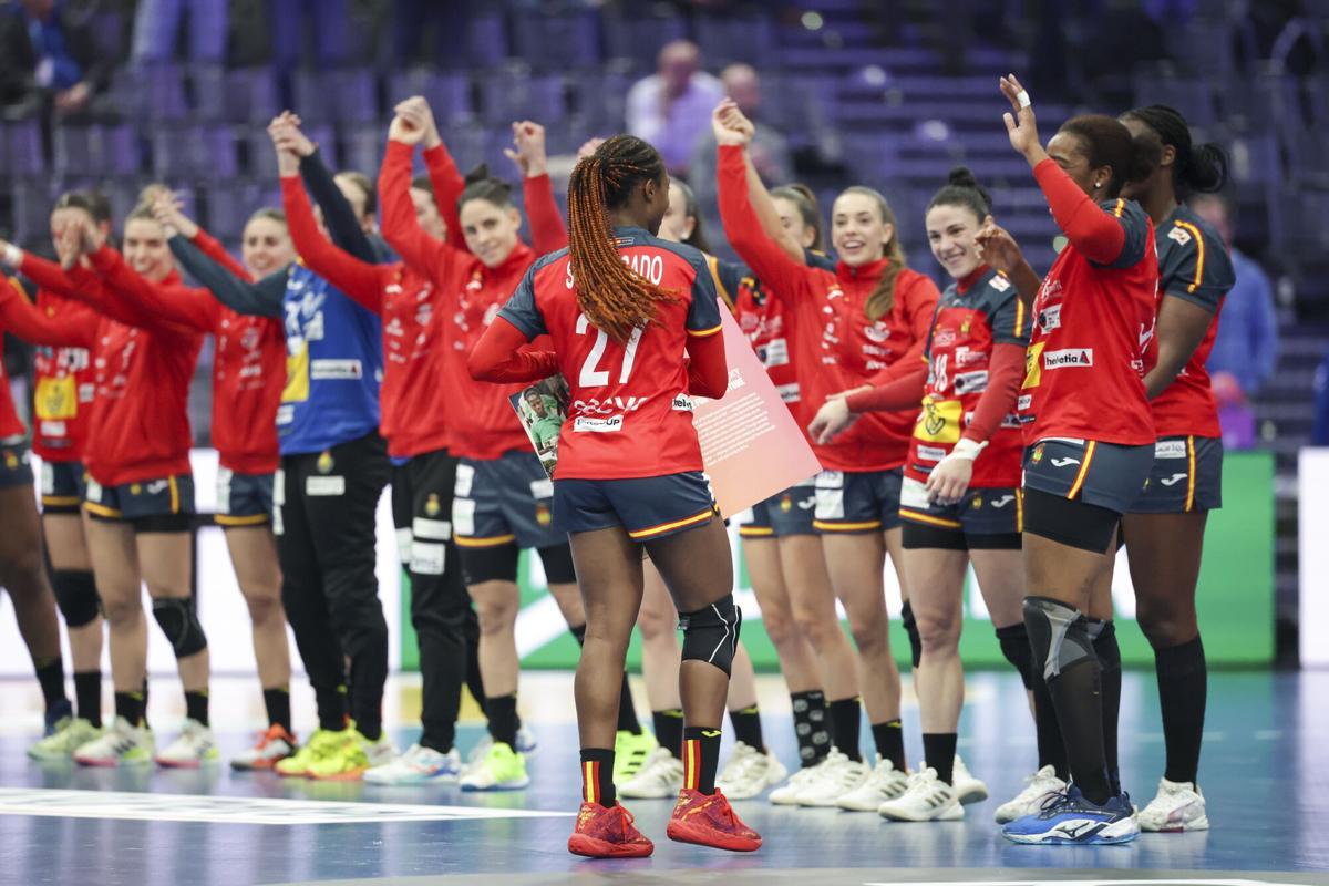 TRIER (Germany), 26/11/2025.- Lysa Tchaptchet Defo of Spain receives the best player of the match award after the IHF Women's Handball World Championship 2025 match between Spain and Paraguay in Trier, Germany, 26 November 2025. (Balonmano, Alemania, España) EFE/EPA/CHRISTOPHER NEUNDORF