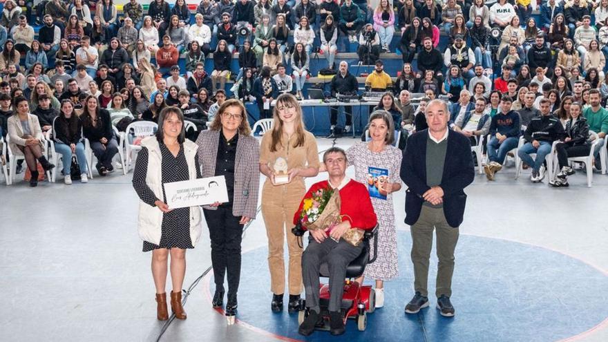 Rois homenaxea ao profesor Lois Aldegunde e ponlle o seu nome ó certame literario municipal