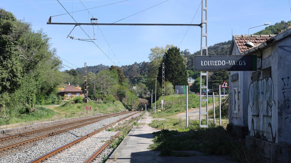 Vías del tren cerca de la ciudad de Vigo
