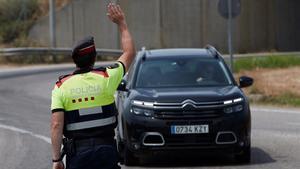 Control de los Mossos d’Esquadra en la entrada de Soses, uno de los pueblos afectados por el confinamiento en el Segrià, este martes.