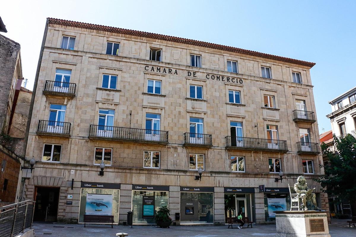 Fachada del edificio de la Cámara de Comercio de Avilés.