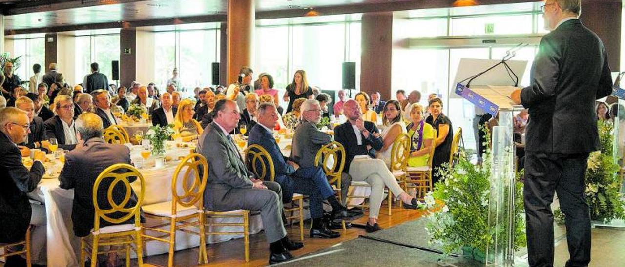 Puig, durante su conferencia en València ayer; en primeras filas, representantes políticos y empresaiales