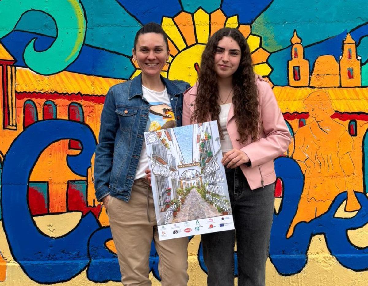 La ganadora del cartel ha sido Mª Teresa Moreno, a la derecha.  | CÓRDOBA