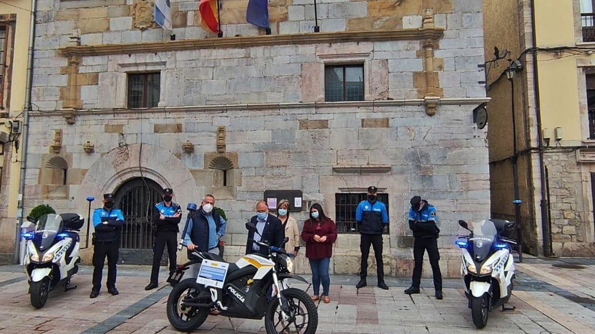 El acto de presentación de la motocicleta, ayer, ante el Ayuntamiento de Ribadesella. |M. V.