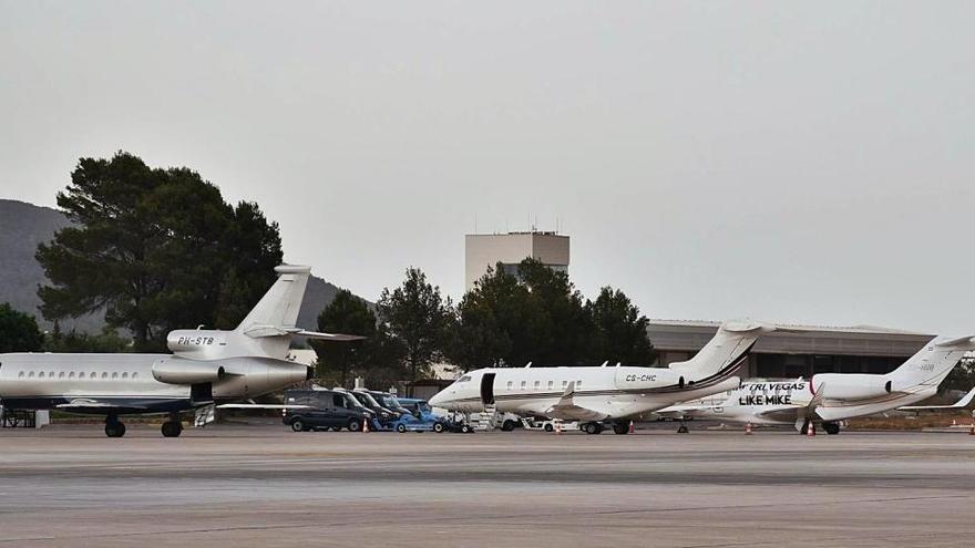 Aviones privados estacionados en el aeropuerto de Ibiza.