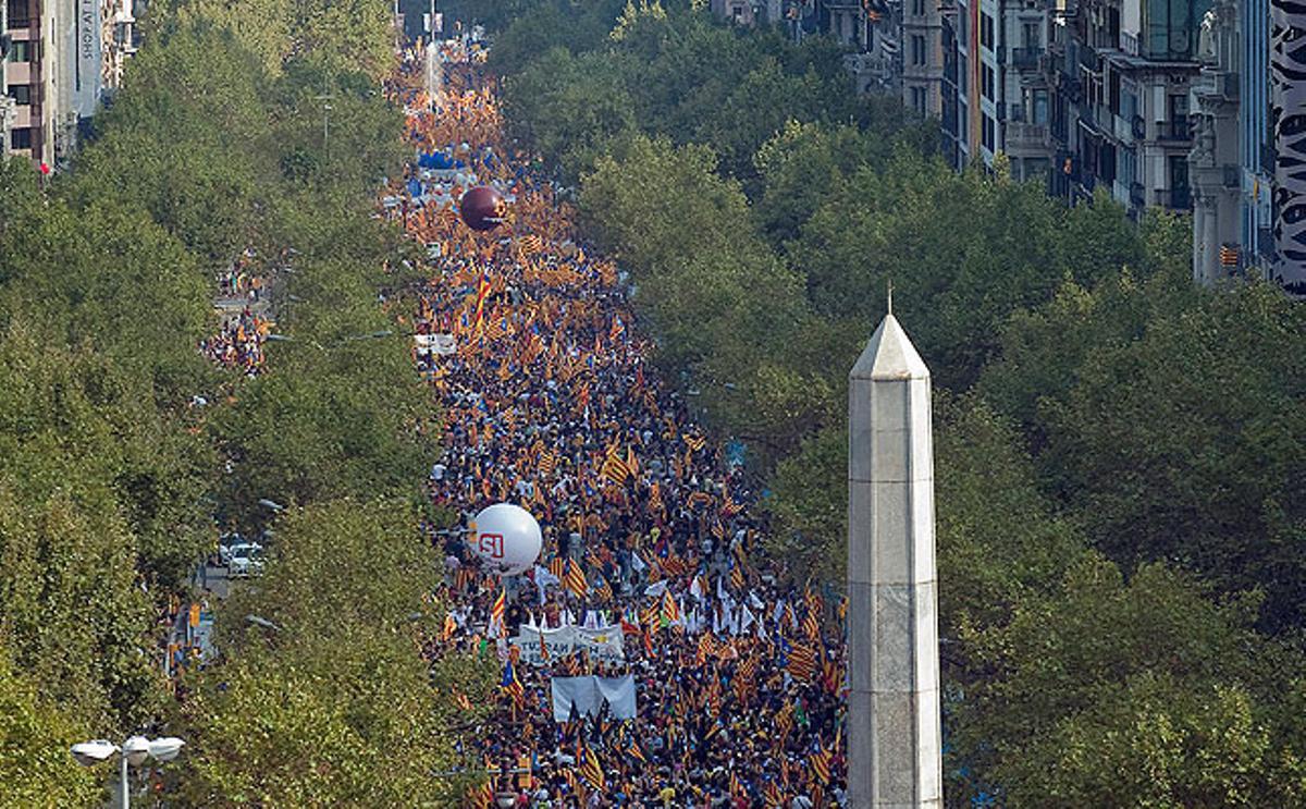 Vista de la aglomeración de personas en el Paseo de Gracia durante la marcha por la independencia de Catalunya
