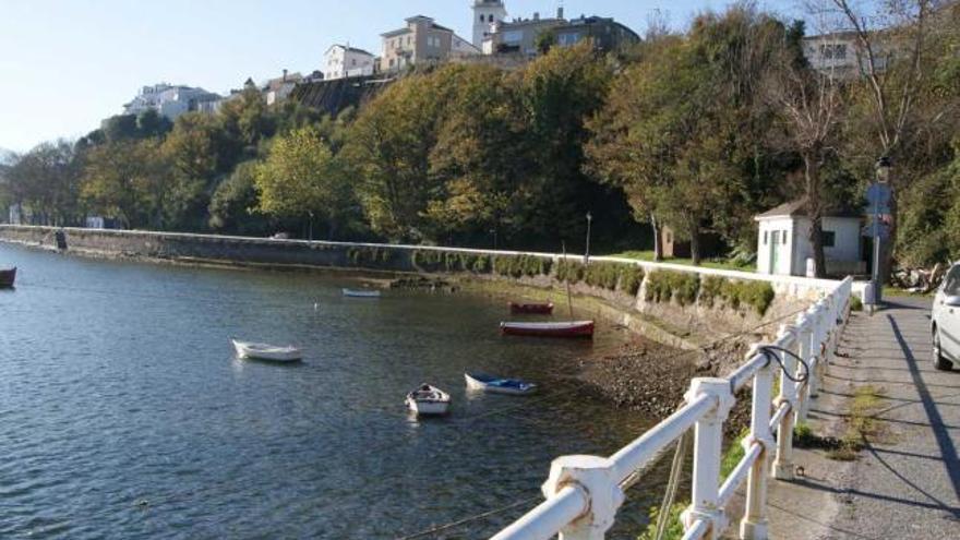 La fotografía, tomada desde el muelle de La Punta, muestra la carretera que bordea la villa de Castropol, por donde discurrirá el paseo marítimo.