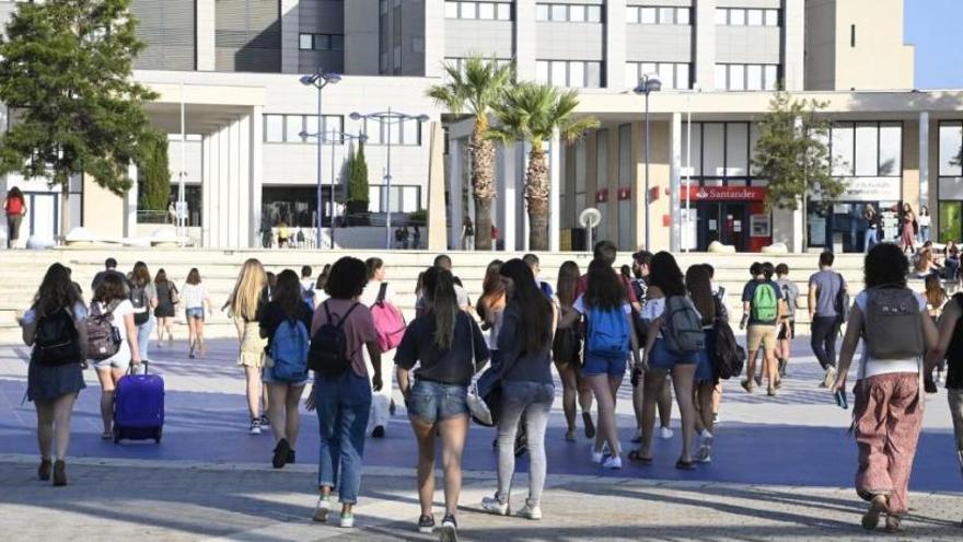 Médicos e ingenieros son los recién graduados de la UJI que más cobran