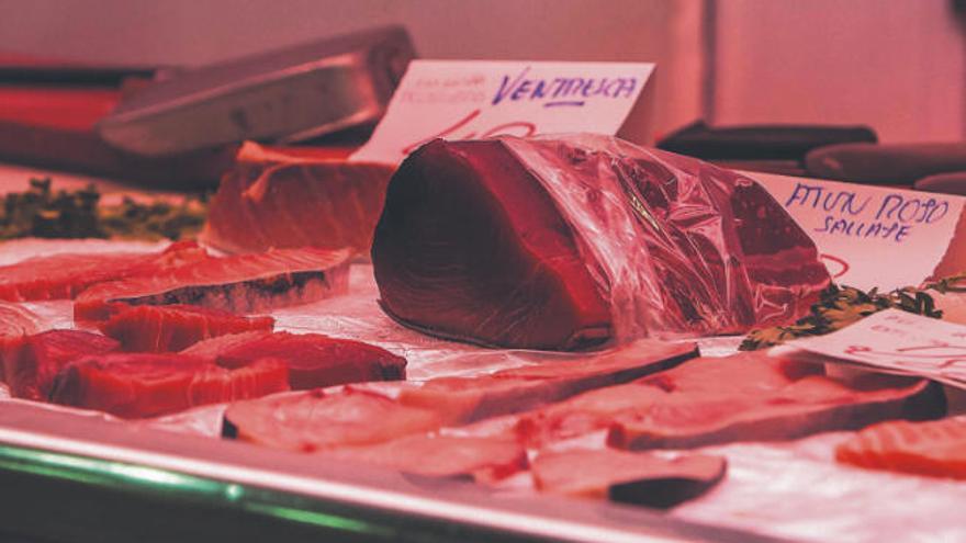 Puesto de filetes de pescado en un mercado.