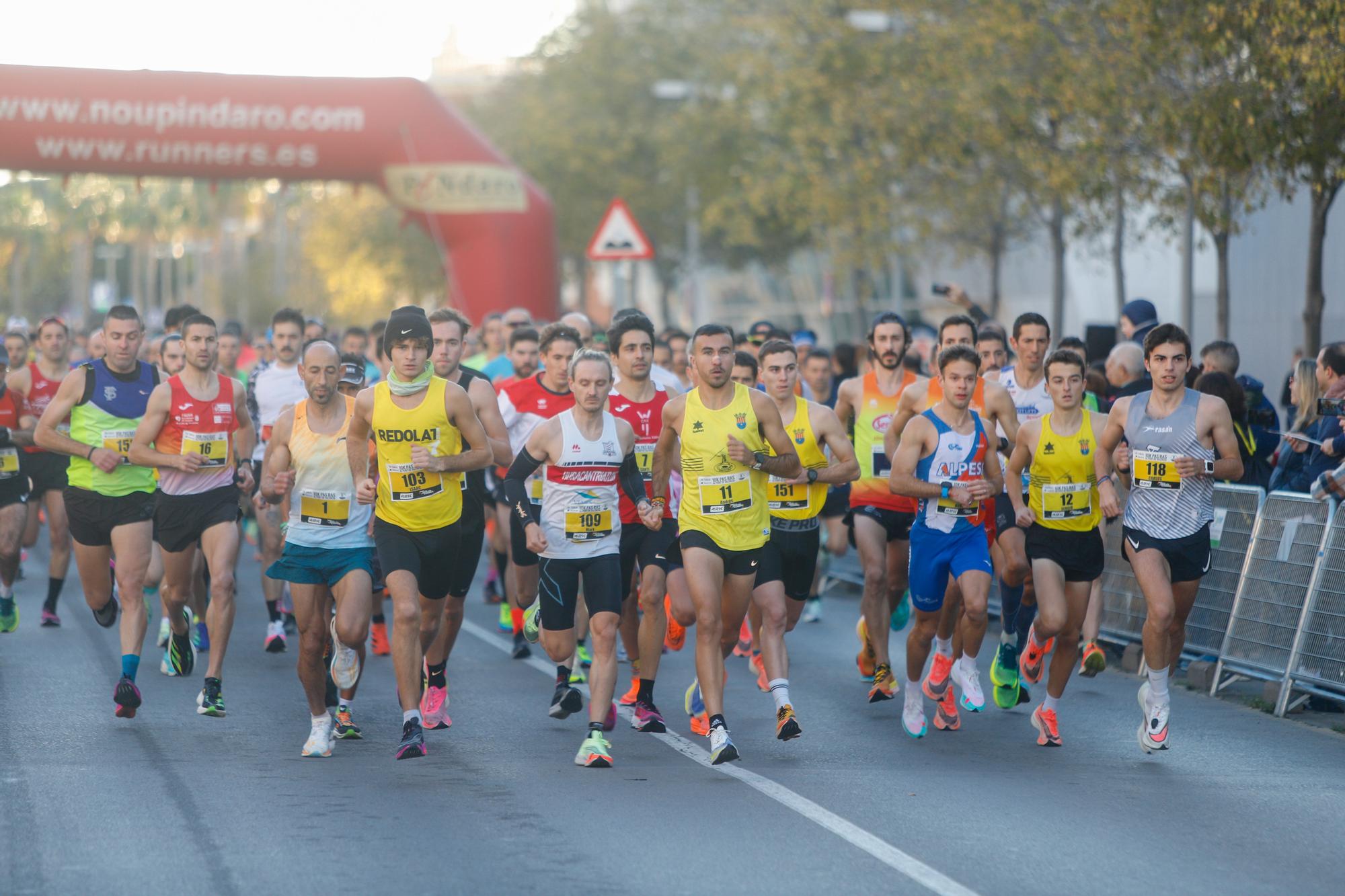 El Pas Ras al Port llena de corredores la Marina de València