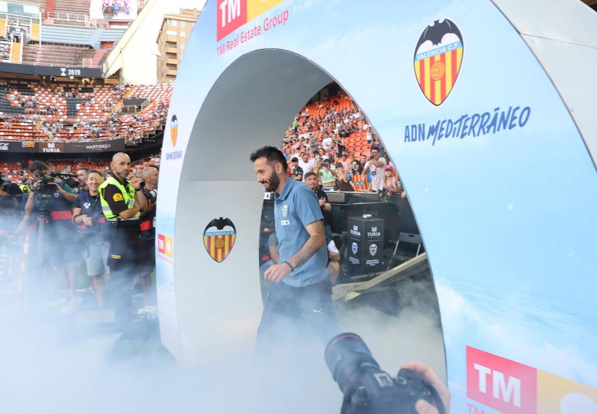 El Valencia CF presenta al equipo para la temporada 2026-2027 antes del Trofeu Taronja.
