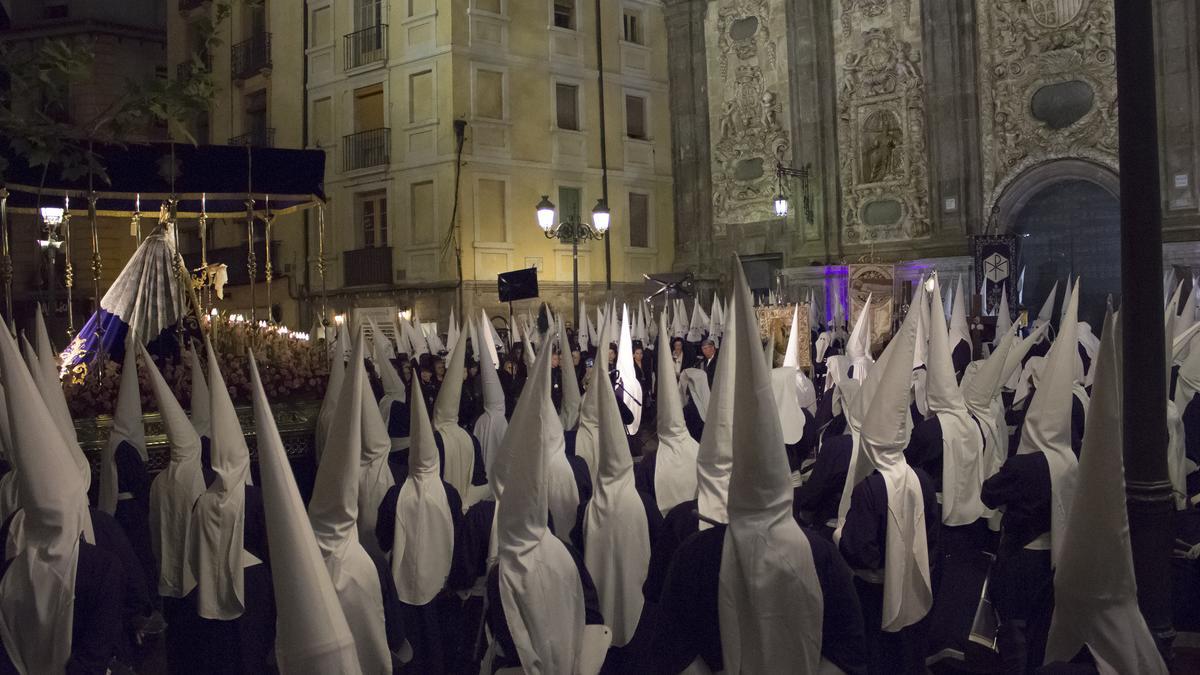 La Virgen de las Lágrimas del Descendimiento estrena nueva saya.