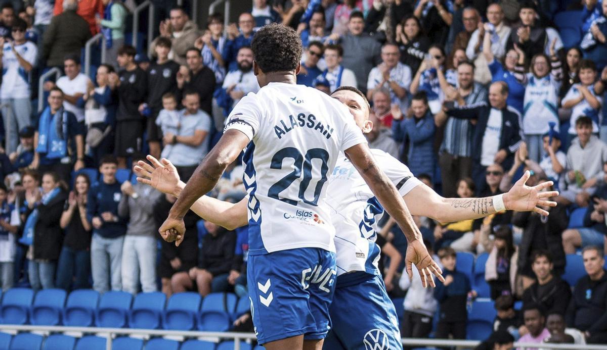Alassan y Fabrizio celebran el segundo gol del Tenerife en el partido contra el Castilla. |