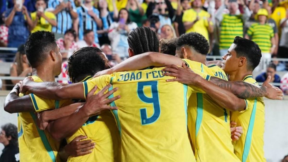 Los futbolistas brasileños celebran el primer gol ante Croacia