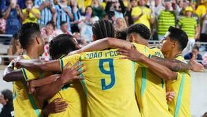 Los futbolistas brasileños celebran el primer gol ante Croacia